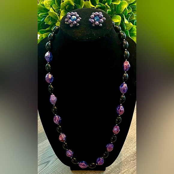 BEADED BOMBSHELL NECKLACE AND MATCHING CLIP ON EARRINGS IN BLACK & PURPLE 🦄🦄🦄 - Picture 1 of 12